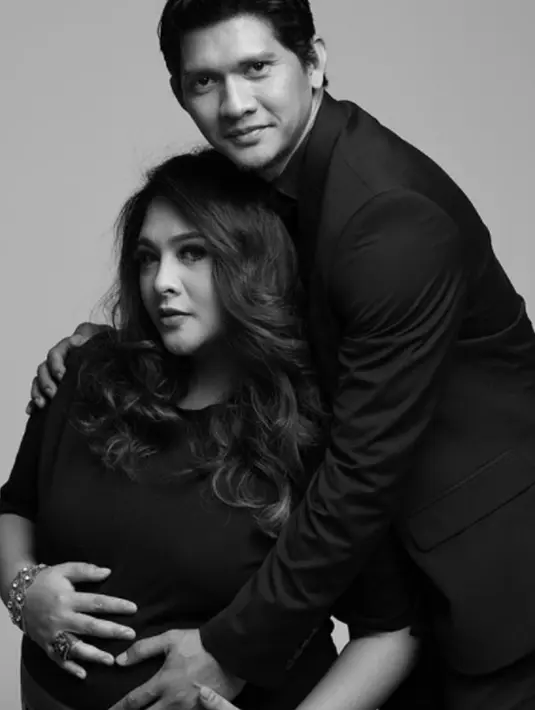 Audy Item dan Iko Uwais pun memilih konsep maternity photoshoot yang sederhana. Mereka memilih konsep dengan tema hitam putih. (Foto: instagram.com/audyitem)