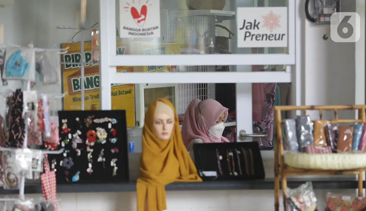 Seorang pelaku usaha mikro, kecil, dan menengah (UMKM) berjaga di dalam kiosnya di kawasan terpadu Stasiun Tebet, Jakarta, Sabtu (6/11/2021). Dinas PPKUKM Provinsi DKI Jakarta menyediakan 72 kios untuk UMKM yang telah bergabung menjadi anggota Jakpreneur.  (Liputan6.com/Herman Zakharia)