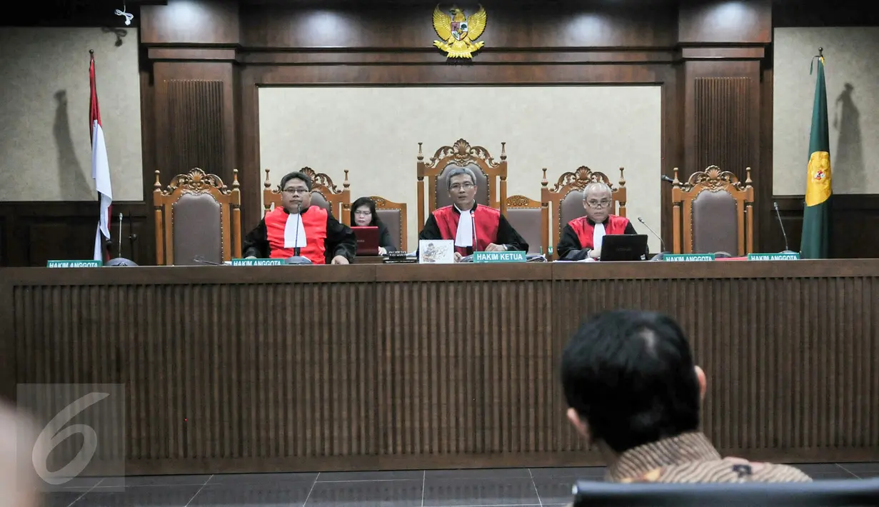 Para hakim menyimak keterangan Ahok saat memberikan kesaksian di di Pengadilan Tipikor, Jakarta, Kamis (4/2/2016). Ahok menjadi saksi dalam kasus UPS pada APBD Perubahan 2014 dengan terdakwa Alex Usman (Liputan6.com/Yoppy Renato)