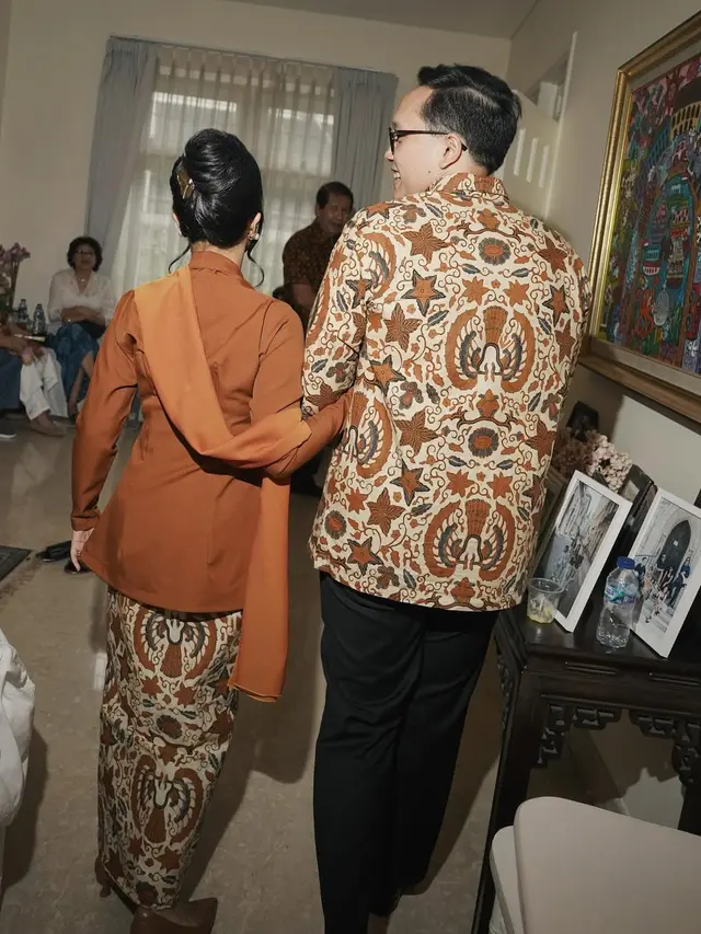6 Potret Detail Kebaya Kutu Baru Adira Kania Anak Ikke Nurjanah di Momen Lamaran