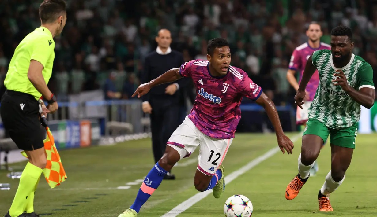 Bek Juventus, Alex Sandro membawa bola dari kawalan penyerang Maccabi Haifa, Frantzdy Pierrot selama pertandingan lanjutan grup H Liga Champions di stadion Sammy Ofer di kota Haifa pada 11 Oktober 2022. Maccabi Haifa menang atas Juventus 2-0. (AFP/Ronaldo Schemidt)