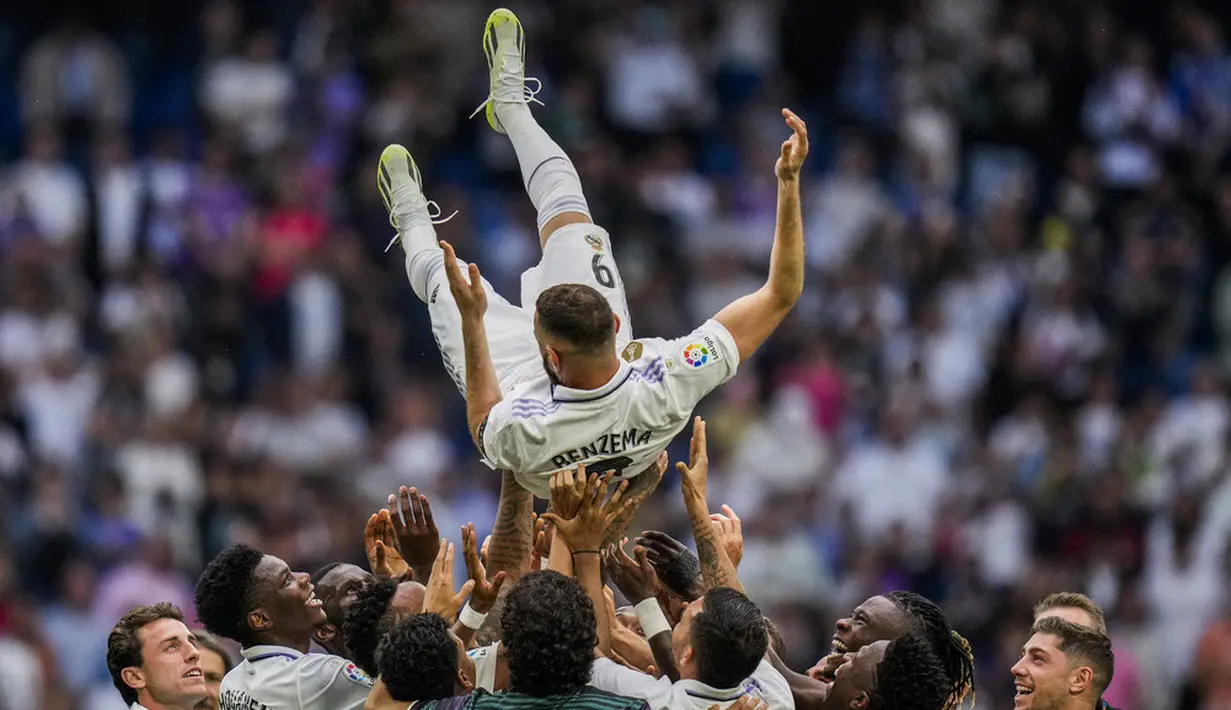 <p>Pemain Real Madrid Karim Benzema dilemparkan ke udara oleh rekan setimnya setelah pertandingan sepak bola Liga Spanyol melawan Athletic Bilbao di Stadion Santiago Bernabeu, Madrid, Spanyol, Minggu (4/6/2023). (AP Photo/Bernat Armangue)</p>