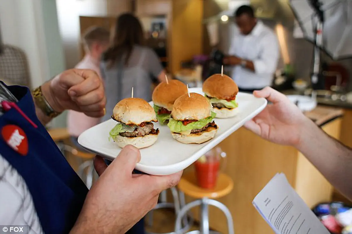 Berani Coba Burger Rasa Daging Manusia?