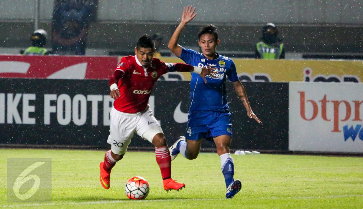 Penyerang Persija Jakarta, Bambang Pamungkas mencoba untuk melewati pemain belakang Persib Bandung, Bandung, Sabtu (16/7). Hingga babak pertama usai, skor 0-0 menghiasi lanjutan laga pekan ke-10 Torabika Soccer Championship. (Liputan6.com/Yoppy Renato)