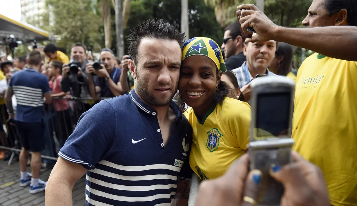Mathieu Valbuena dihubungi oleh para pemeras dan diancam akan menyebarkan video seksnya jika tidak membayar sejumlah uang. Karim Benzema justru mendorong Valbuena untuk menuruti permintaan para pemeras. (AFP/Franck Fife)