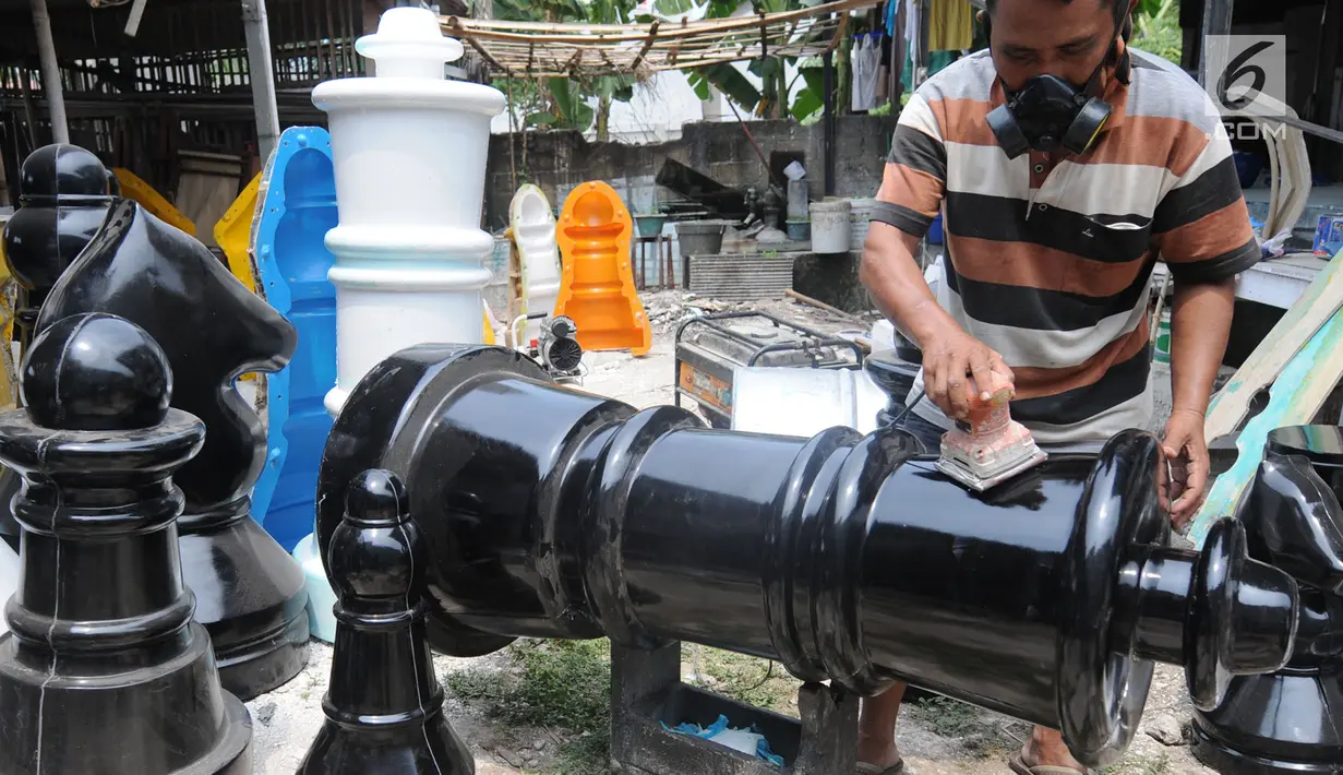 Perajin melakukan penghalusan saat pembuatan bidak catur raksasa di kawasan Pondok Aren, Tangerang Selatan, Selasa (16/10). Catur raksasa yang memiliki berat  5,5 kg hingga 10 kg itu dijual dengan harga Rp. 105 juta per satu set. (Merdeka.com/Arie Basuki)