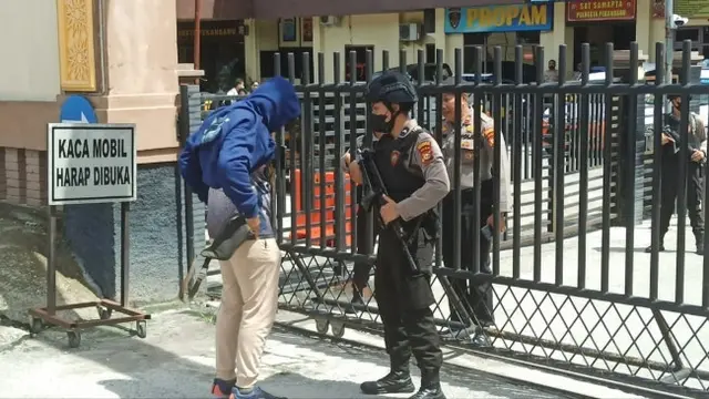 Polresta Pekanbaru memperketat pengawasan warga yang masuk sebagai antisiasi kejadian bom Polsek Astana Anyar.
