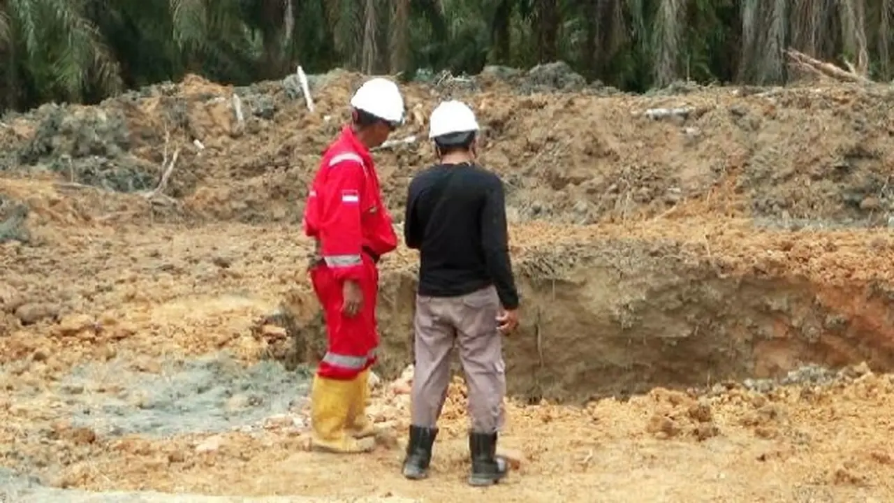 Petugas mengecek lobang semburan gas di Pesantren Al Ihsan Pekanbaru.