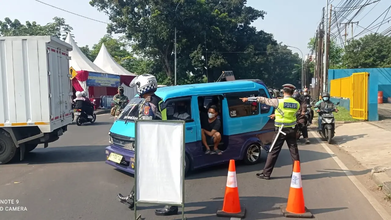 Ratusan Kendaraan di Putar Balik Polisi Saat Masuk Depok
