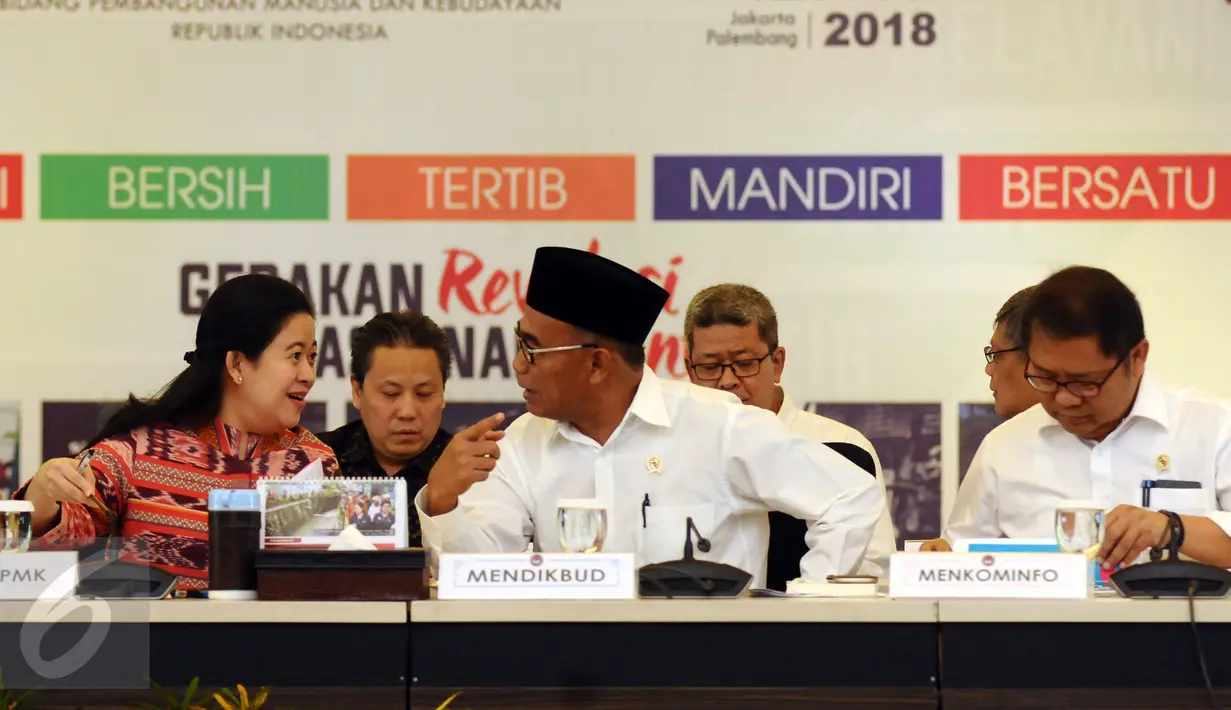  Menko PMK Puan Maharani (kiri) berbincang dengan Mendikbud, Muhadjir Effendy jelang rapat koordinasi tingkat menteri di Jakarta, Senin (17/4). Rakor membahas kemajuan persiapan penyelenggaraan Asian Games 2018. (Liputan6.com/Helmi Fithriansyah)