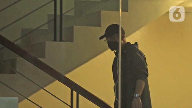 Menteri Sosial Juliari P Batubara tiba di Gedung KPK, Jakarta, Minggu (6/12/2020). Juliari Batubara ditetapkan sebagai tersangka dugaan menerima suap terkait pengadaan bantuan sosial COVID-19 di Kementerian Sosial usai Operasi Tangkap Tangan (OTT) pejabat Kemensos. (Liputan6.com/Herman Zakharia)