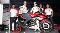 Marc Marquez dan Dani Pedrosa menghadiri peluncuran motor Honda All New CBR150R di Sirkuit Sentul, Bogor, Minggu (14/2/2016). (Bola.com/Nicklas Hanoatubun)