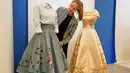 Pameran bertajuk "Queen Elizabeth II: Her Life in Style" telah diumumkan oleh Royal Collection Trust sejak 21 Juli 2025 lalu. Tampak dalam foto, Cecilia Oliver, Konservator Tekstil di Royal Collection Trust, menyesuaikan rok 'Poodle' yang dikenakan pada tahun 1951 oleh Ratu Elizabeth II, yang dipamerkan di pameran 'Queen Elizabeth II: Her Life in Style', di The King's Gallery, Istana Buckingham, London, Inggris, Kamis 9 April 2026. (AP Photo/Kirsty Wigglesworth)