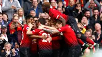 Para pemain Manchester United mengerumuni Juan Mata usai berhasil mencetak gol ke gawang Chelsea saat bertanding dalam lanjutan Liga Inggris 2018-2019 di Old Trafford, Manchester, Inggris, Minggu (28/4/2019). Pertandingan berakhir dengan skor 1-1. (Martin Rickett/PA via AP)