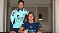 Manajer Arsenal, Mikel Arteta, dan rekurutan anyar,&nbsp;Riccardo Calafiori, pada musim panas tahun ini. (dok. X Arsenal)
