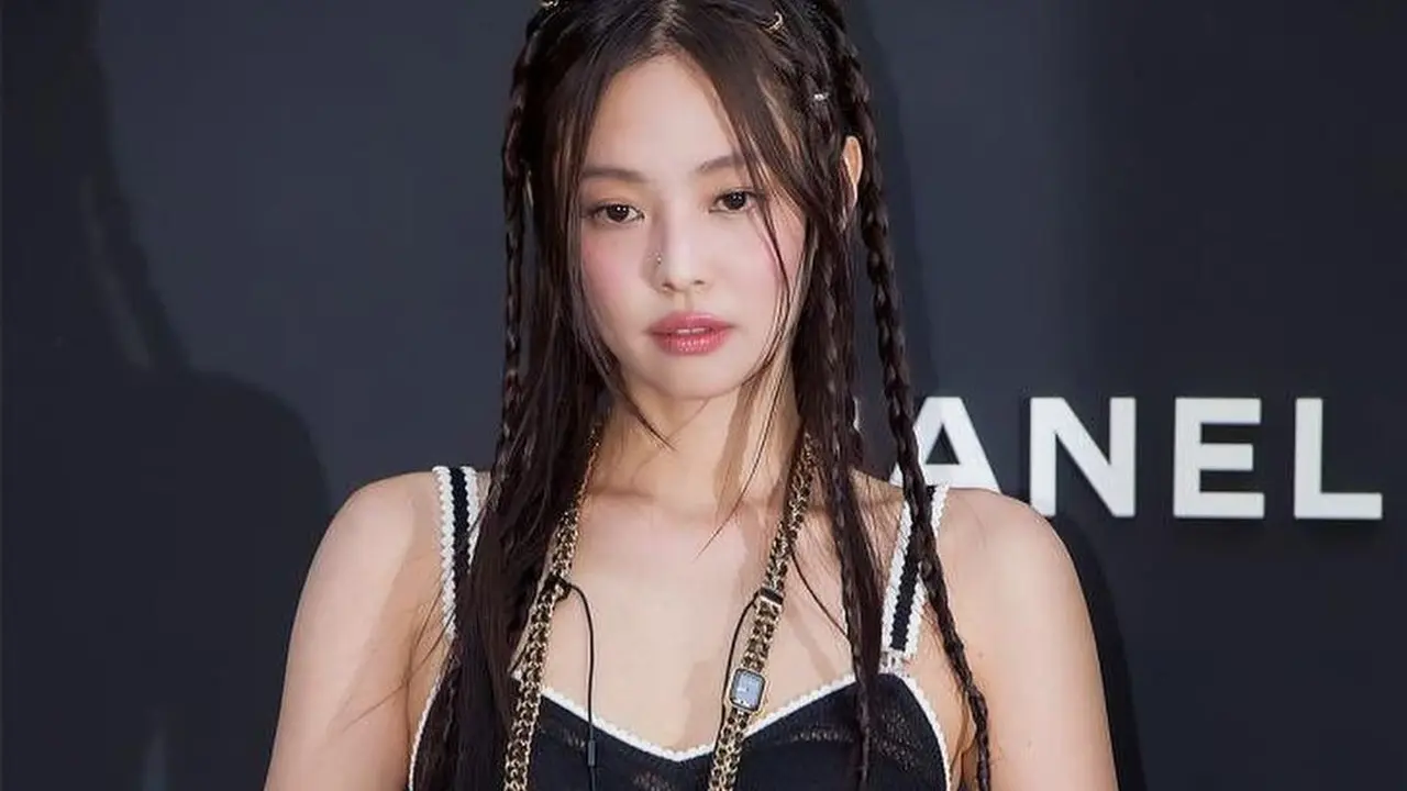 6 Gaya Berani dan Rebel Jennie BLACKPINK di Event Terbaru Chanel, Pakai Dress Transparan dan Tindik Hidung
