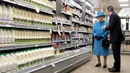 Direktur pemasaran pasar swalayan Waitrose, Rupert Thomas berbincang dengan Ratu Elizabeth II di pasar swalayan Waitrose di Kota Poundbury, Inggris (27/10). (Reuters/Justin Tallis)