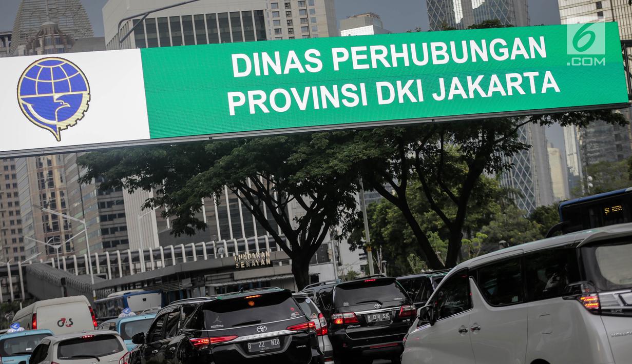 Sejumlah kendaraan melintasi rambu elektronik yang berada di Jalan Sudirman, Jakarta, Kamis (28/3). Dinas Perhubungan DKI Jakarta menganggarkan dana sebesar Rp 11 miliar untuk menambah rambu elektronik di sejumlah ruas jalan Ibu Kota. (Liputan6.com/Faizal Fanani)