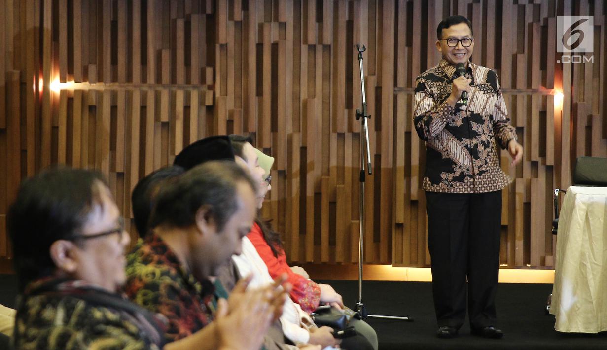 Ketua Lembaga Sensor Film (LSF) Ahmad Yani Basuki memberikan sambutan dalam acara buka puasa bersama di SCTV Tower, Jakarta (22/5). (Liputan6.com/Herman Zakharia)