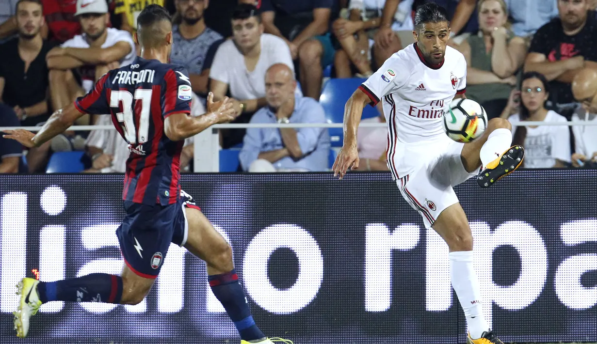 Pemain AC Milan, Ricardo Rodriguez (kanan) mengontrol bola saat diadang pemain FC Crotone, Davide Faraoni pada lanjutan Serie A di Ezio Scida Stadium, (20/8/2017). Milan menang 3-0. (AFP/ Carlo Hermann)