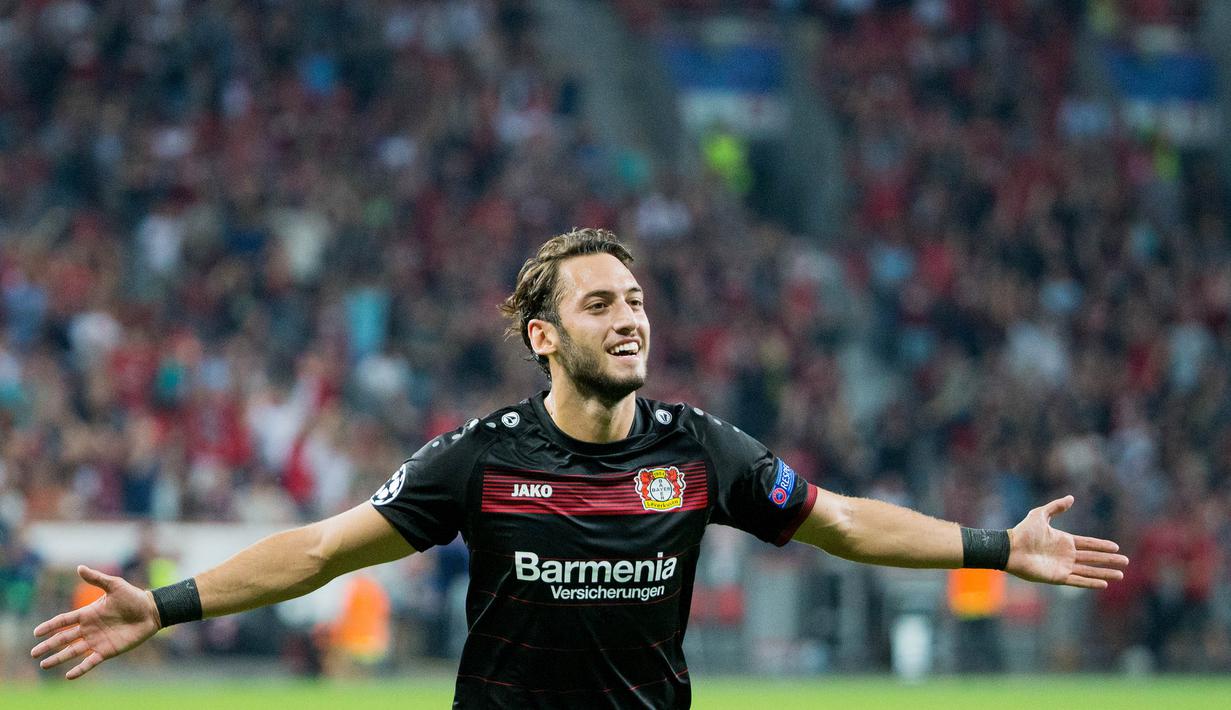 Memperkuat Bayer Leverkusen sejak Juli 2014, Calhanoglu mencatatkan 28 gol dan 29 assist dari 115 penampilan bersama klub yang bermarkas di Bay Arena tersebut. (AFP/Patrik Stollarz)