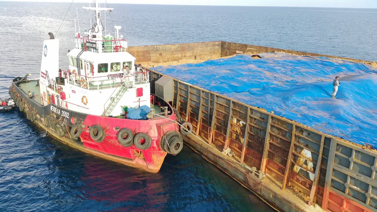 Bakamla melalui Unsur KN Kuda Laut-403 berhasil mengamankan 3 kapal berbendera Indonesia yang bermuatan Nikel Ore Ilegal.