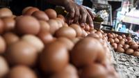 Penjual merapikan telur ayam di toko kawasan Cirendeu, Jakarta Selatan, Selasa (7/6/2022). Berdasarkan harga rata-rata nasional PIHPS, harga telur ayam naik Rp 200 menjadi Rp 28.750 per kg. (Liputan6.com/Johan Tallo)