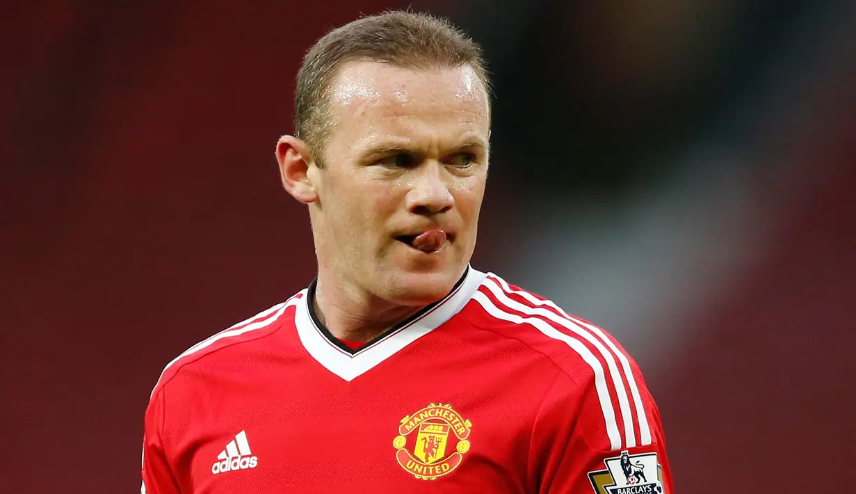 Striker Manchester United, Wayne Rooney (kiri) saat mengikuti pertandingan Barclays Under 21 Premier League atau liga Inggris U-21 di Old Trafford, (11/4). Striker Inggris itu bermain bersama punggawa Manchester United U-21. ( Reuters / Andrew Boyers)