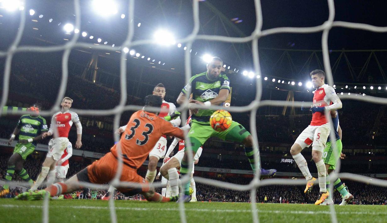 Pemain Swansea City, Ashley Williams  saat mencetak gol ke gawang Arsenal pada lanjutan Liga Inggris pekan ke-28 di Stadion Emirates, London, Kamis (3/3/2016) dini hari WIB. (Reuters / Dylan Martinez)