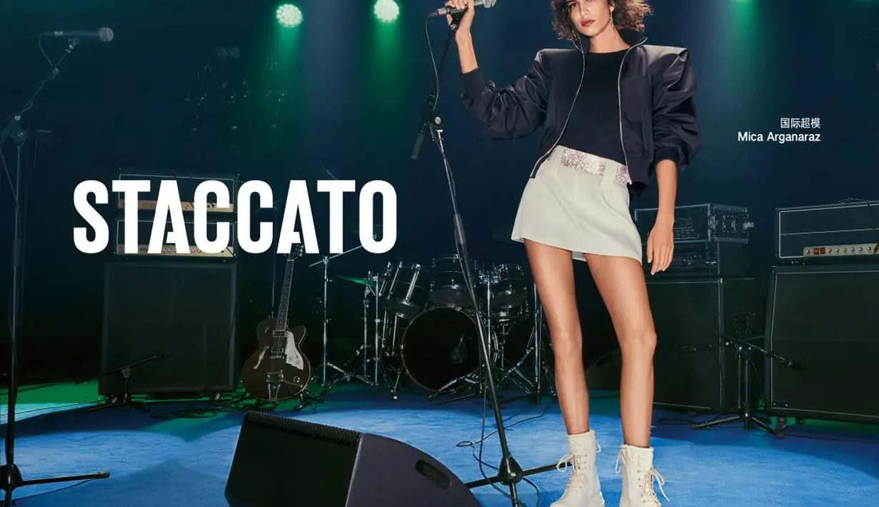 Bordir payet berkilauan dan heels berlian akan langsung menarik perhatian. Warna biru lazurite yang cantik, hitam, dan perak yang misterius terlihat keren mengungkapkan keindahan yang implisit. Sepatu ini mengekspos kemungkinan tak terbatas. Foto: Document/Staccato.