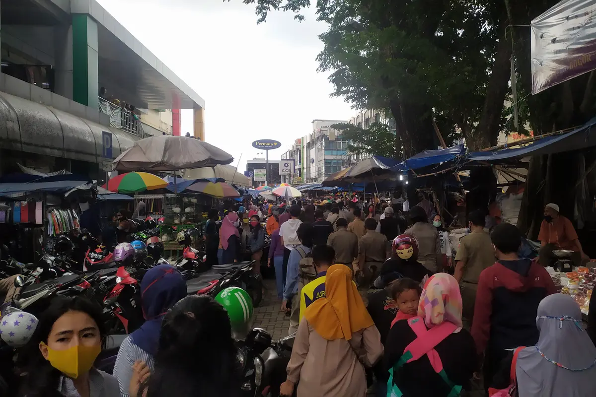 Warga Bogor memadati Pasar Anyar untuk membeli kebutuhan lebaran