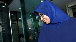 Athiyyah Laila tak memberikan komentar apapun. Ia langsung bergegas pergi meninggalkan gedung KPK usai menjenguk suaminya (Liputan6.com/Faisal R Syam).