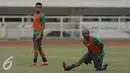 Boaz Salossa (kanan) bersama Ferdinand Sinaga saat latihan jelang leg 1 Semifinal Piala AFF 2016 melawan Vietnam di Stadion Pakansari, Bogor, Rabu (30/11). Laga pertama Semifinal Piala AFF 2016 digelar pada 3 Desember. (Liputan6.com/Helmi Fithriansyah)