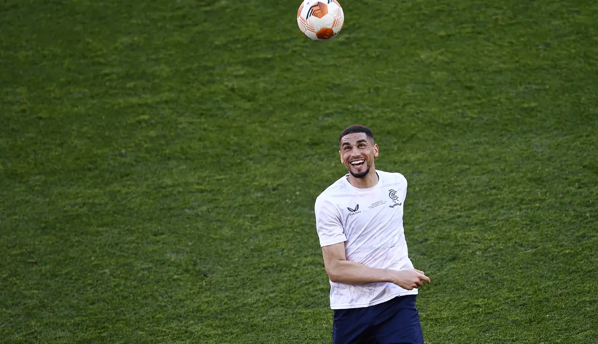 Bek Rangers, Leon Balogun mengontrol bola selama sesi latihan di Stadion Ramon Sanchez-Pizjuan di Seville, Spanyol (17/5/2022). Glasgow Rangers dan Eintracht Frankfurt menggelar sesi latihan di stadion jelang final Liga Europa di Seville. (AP Photo/Jose Breton)
