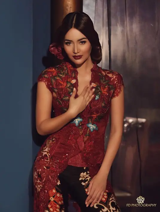 Sebagai seorang pemenag ajang Putri Indonesia, tak perlu dipertanyakan lagi bagaimana ia saat menjadi model. Memiliki paras cantik dan badan proporsional, membuat Maria Selena nampak luwes memakai balutan busana apapun. Apalagi dalam balutan busana kebaya. (Liputan6.com/IG/@mariaselena_)