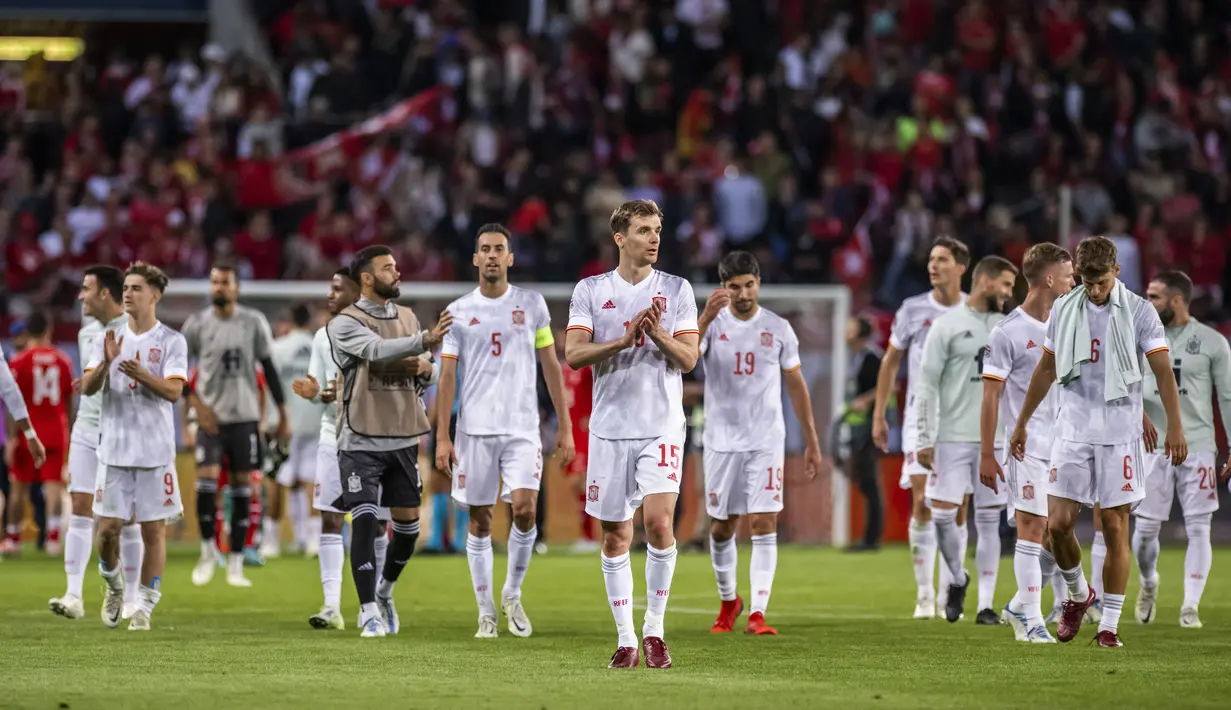 Para pemain Spanyol merayakan kemenangan atas Swiss pada pertandingan sepak bola UEFA Nations League di Stadion Stade de Geneve, Jenewa, Swiss, 9 Juni 2022. Spanyol menang 1-0. (Martial Trezzini/Keystone via AP)