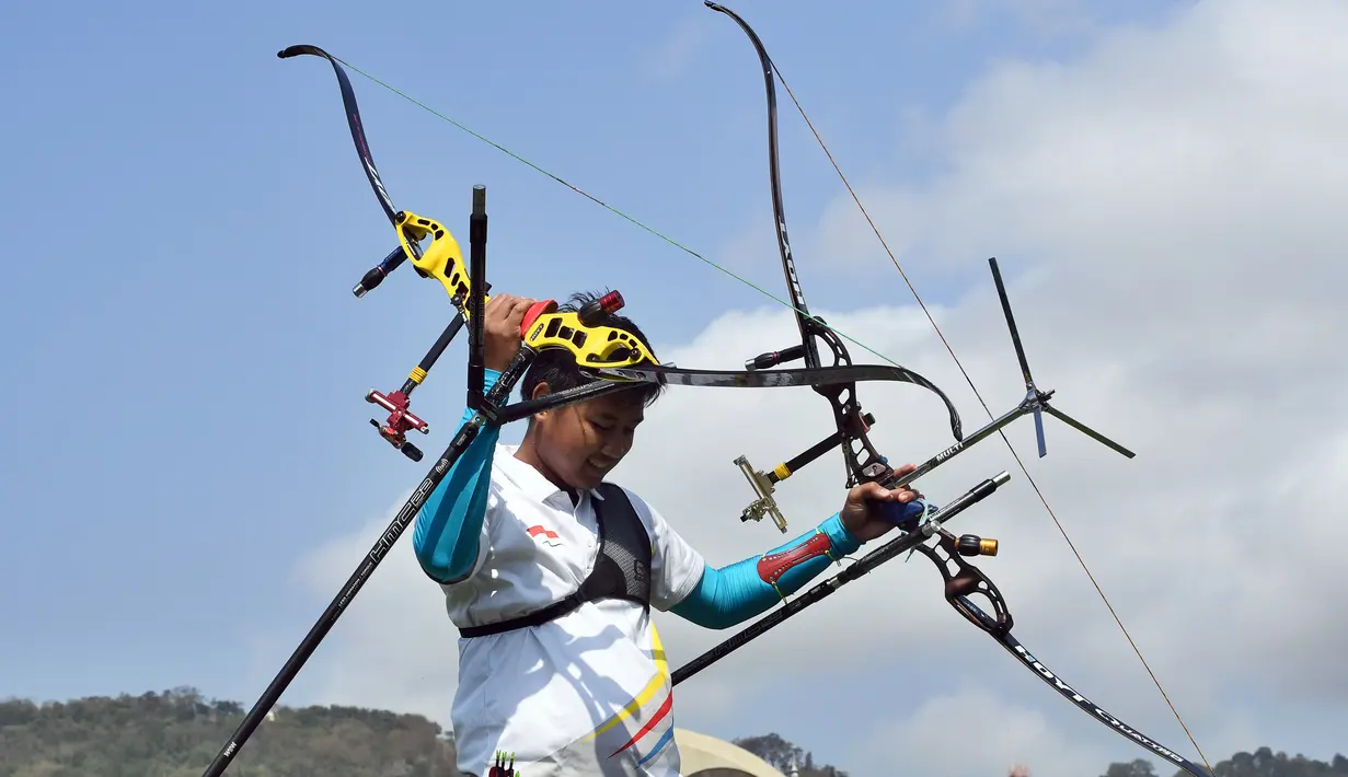 Pemanah Indonesia, Riau Ega Agatha usai mengalahkan  juara dunia asal Korsel, Kim Woo-jin pada kompetisi cabang olahraga panahan Olimpiade 2016, Senin (8/8). Ega adalah pemanah putra Indonesia satu-satunya yang masih tersisa di Olimpiade (Jewel SAMAD/AFP)