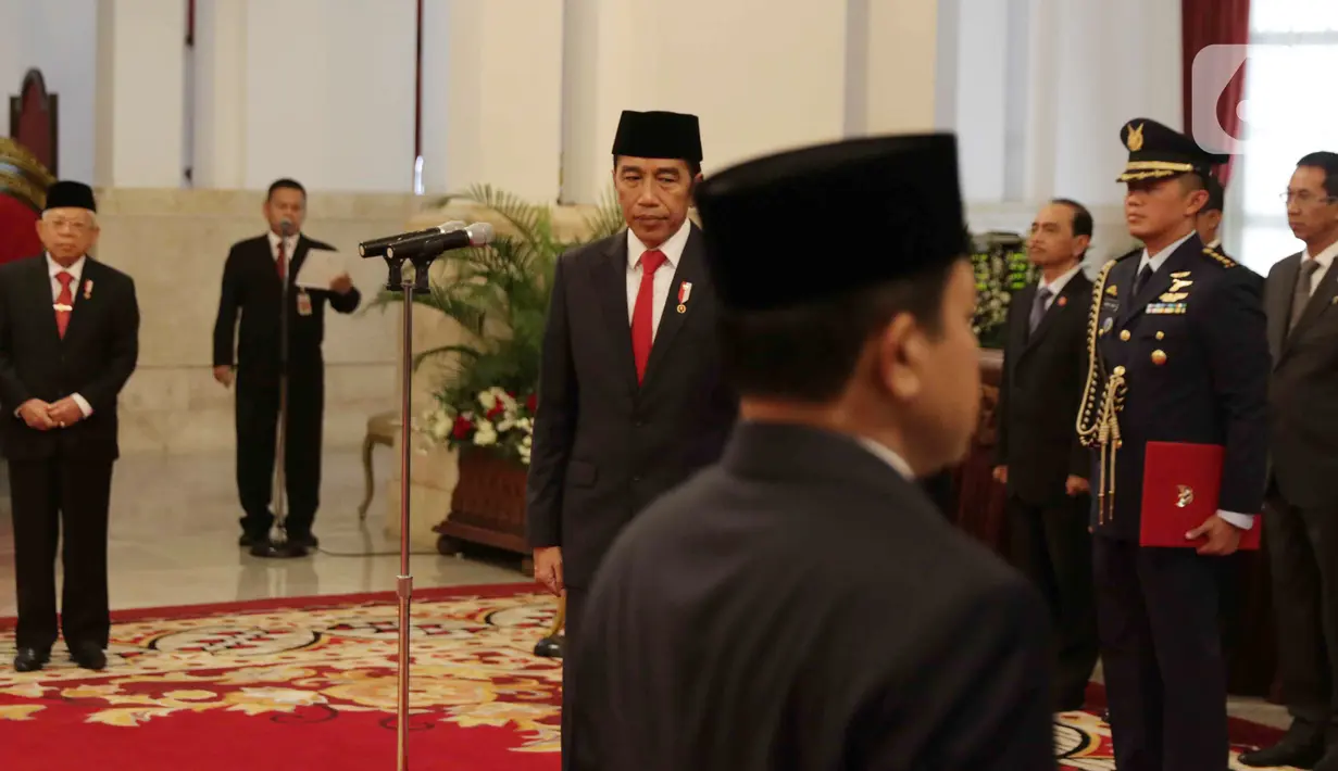 Presiden Joko Widodo atau Jokowi saat melantik Laksamana Madya (Laksdya) TNI Aan Kurnia sebagai Kepala Badan Keamanan Laut (Bakamla) di Istana Negara, Jakarta, Rabu (12/2/2020). Aan Kurnia menjadi Kepala Bakamla menggantikan Laksamana Madya Achmad Taufiqoerrochman. (Liputan6.com/Faizal Fanani)