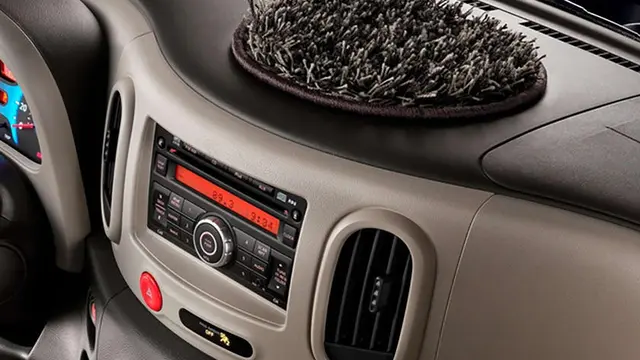 3.Nissan Cube : Karpet di Dashboard