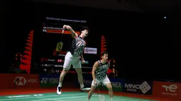 Ganda Putra Indonesia Kevin Sanjaya Sukamuljo dan Marcus Fernaldi Gideon mengembalikan kok ke pasangan Jepang Takuro Hoki dan Yugo Kobayashi pada Indonesia Open 2021 di Nusa Dua, Bali, Minggu (28/11/2021). Kevin/Marcus meraih juara Indonesia Terbuka 2021 usai menang 21-14, 21-21-18. (HUMAS PP PBSI)