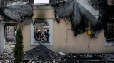 Pemadam kebakaran berada di bangunan perumahan yang menampung kelompok usia lanjut di sebuah desa dekat Kiev, Ukraina, Minggu (29/5). Sedikitnya 17 orang tewas setelah api menghanguskan bangunan yang dihuni oleh 35 orang tersebut. (REUTERS/Gleb Garanich)