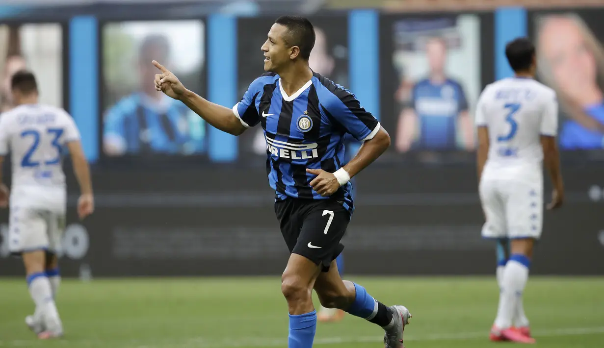Pemain Inter Milan Alexis Sanchez melakukan selebrasi usai mencetak gol ke gawang Brescia pada pertandingan Serie A di Stadion San Siro, Milan, Italia, Rabu (1/7/2020). Inter Milan menaklukkan Brescia dengan skor 6-0. (AP Photo/Luca Bruno)