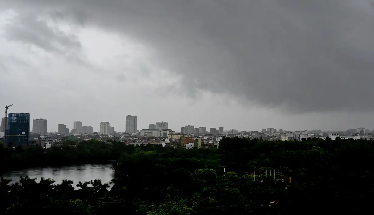 Pemerintah Vietnam telah memerintahkan evakuasi besar-besaran terhadap lebih dari 586 ribu warga di pesisir tengah negeri itu menjelang kedatangan Topan Kajiki. (Nhac NGUYEN/AFP)