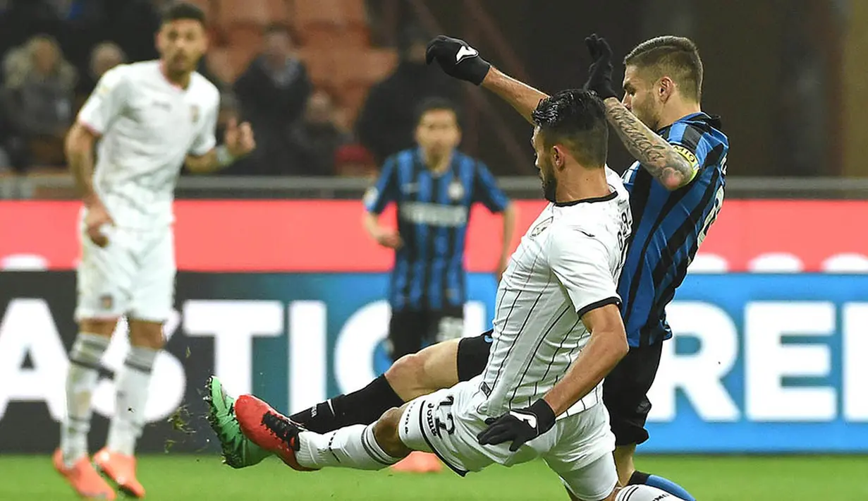 Proses terjadinya gol Inter Milan yang dicetak Mauro Icardi ke gawang Palermo. Gol-gol Inter Milan dicetak oleh Adam Ljajic, Mauro Icardi dan juga Ivan Perisic. (EPA/Daniel Dal Zennaro)