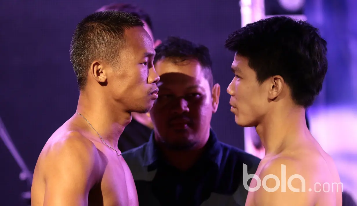 Daud Yordan (kiri) dan Campee Phayom usai melakukan timbang badang pada ajang "Battle of Champions, Road To Glory" di Shanghai Dolly, Singapura, Jumat (24/3/2017).  Daud Yordan dan Campee Phayom akan bermain delapan ronde. (Bola.com/Nicklas Hanoatubun)