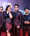 Rasa rindu para pesonel Project Pop terhadap Oon sepertinya tak akan pernah sirna. Sampai kapanpun kerinduan itu akan selalu melekat, pasalnya persahabatan mereka sudah terjalin selama 20 tahun. (Adrian Putra/Bintang.com)