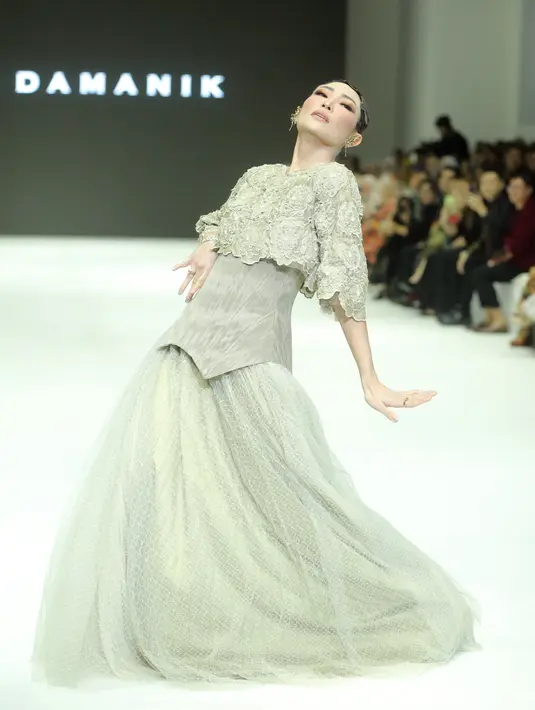 Penampilan Ayu Dewi yang membawakan koleksi Riki Damanik. Dress bertingkat dari 3 bahan berbeda ini memiliki nuansa abu-abu yang apik dan membalut tubuh Ayu Dewi dengan sangat baik. [Foto: Fimela/Bambang E. Ros]