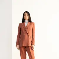 Blazer. Buat kamu yang mau tampil rapih dan ga keliatan kaku bisa banget pilih blazer sebagai outerwear kamu. Tidak hanya dipakai untuk gaya formal seperti pergi ke kantor saja, tapi bisa juga dipakai untuk gaya yang lebih semi formal atau casual / copyright shutterstock