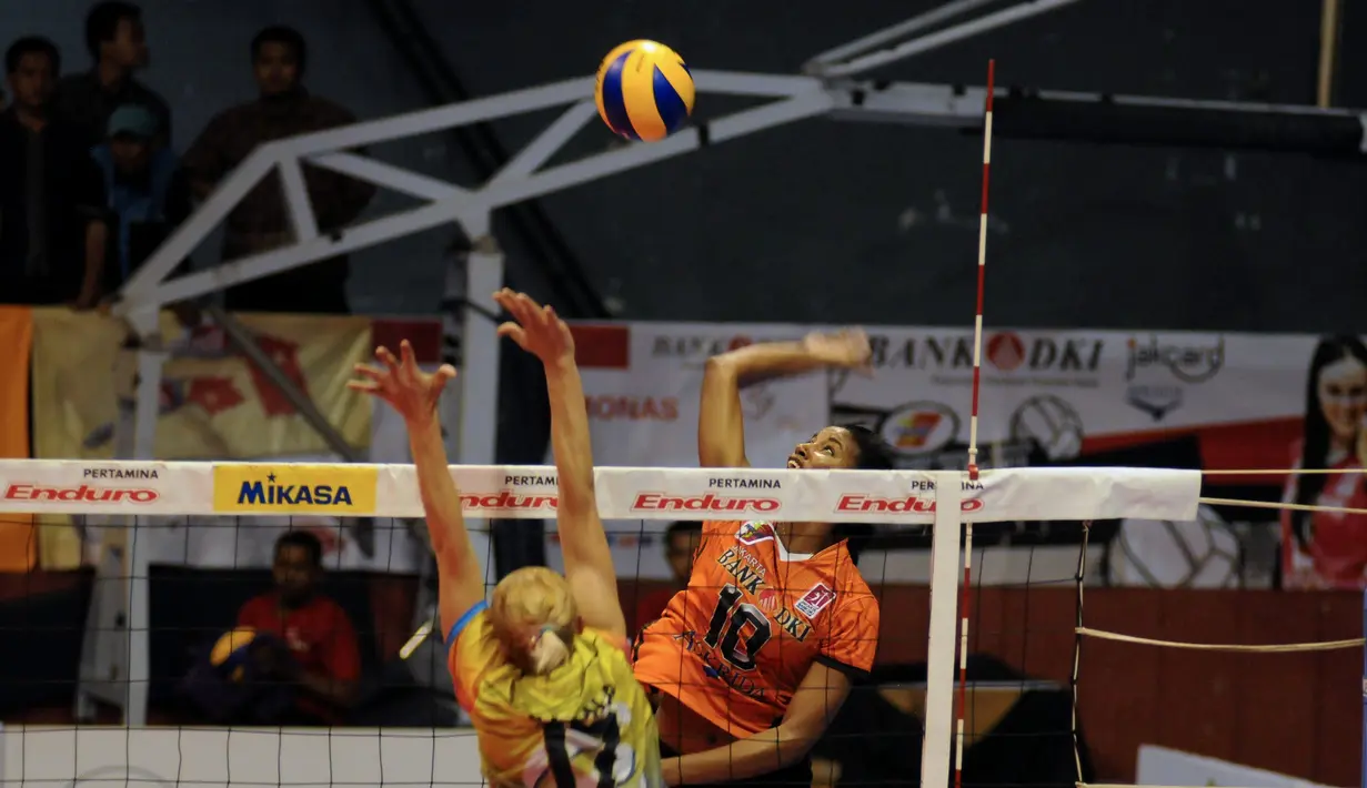 Pemain putri Jakarta PGN Popsivo, Vesina Durisic (kiri) mencoba memblok smash  Dayesi Masso C (Jakarta Bank DKI) di putaran kedua pekan ketiga Pertamina Proliga 2015 di Hall A GBK Senayan, Jakarta, Jumat (20/3/2015). (Liputan6.com/Helmi Fithriansyah)