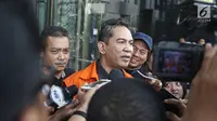 Bupati nonaktif Hulu Sungai Tengah Abdul Latif menjawab pertanyaan wartawan saat tiba di Gedung KPK, Jakarta, Selasa (3/4). Abdul Latif menjalani pemeriksaan lanjutan terkait kasus dugaan suap. (Liputan6.com/Herman Zakharia)